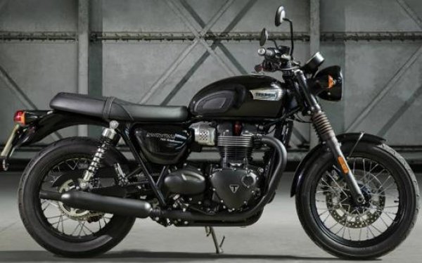 Легендарната иначе марка Triumph също премина през мрачни времена: основана през 1885 г. и фалирала през 1983 г. след дълга агония, тя възкръсна пет години по-късно. И не само - успя да си извоюва важно място на световния пазар. Част от заслугите за повторното израстване със сигурност е на този модел, герой и в двата периода на британската марка.
 
Измислен през през 1959 г., той вече се предлага в няколко варианта, които включват и класическия спортен автомобил Thruxton. Най-ниско в основата на ценовата листа е T100. Двигателят е 900-кубиков паралелен двоен, с течно охлаждане , с мощност 65 к.с. при 7400 об/мин и максимален въртящ момент от 80 Нм при 3750 об/мин. 

Скоростната кутия има 5 предавки, а мощността е плавна. С обявено чисто тегло от 228 кила, Bonneville T100 предлага стабилно и уверено возене. Стилът му  напомня оригинала с детайли като колела със спици, капкообразен резервоар и хромирани покрития. У нас започва от цена от 22 500 лева
